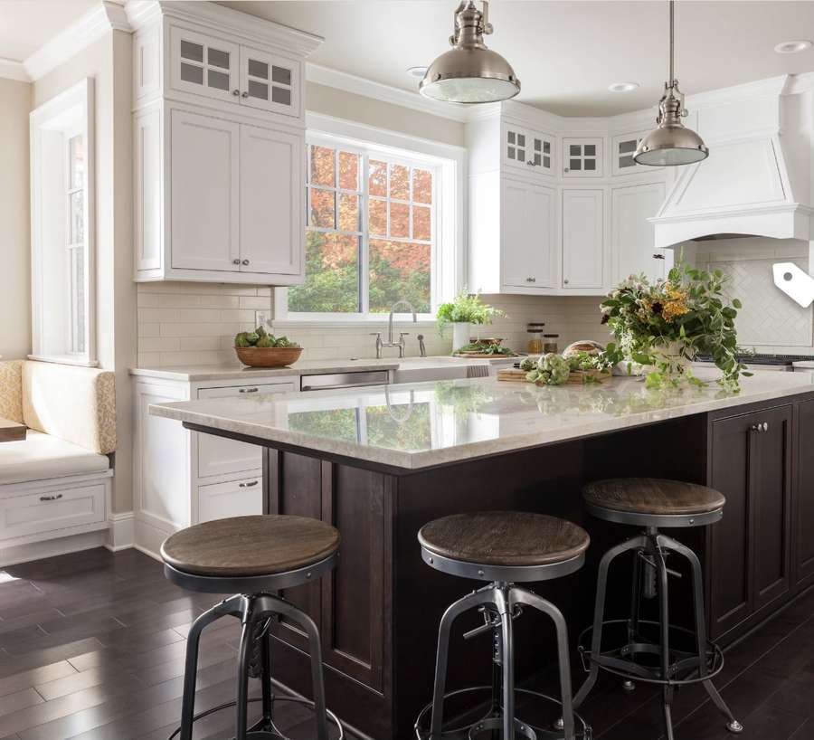 White shaker kitchen with dark wood island and quartz countertop, by Limakdéco