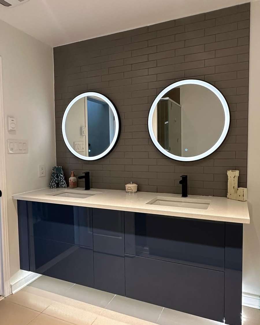 Wall-mounted navy double bathroom vanity with illuminated round mirrors, by Limakdéco