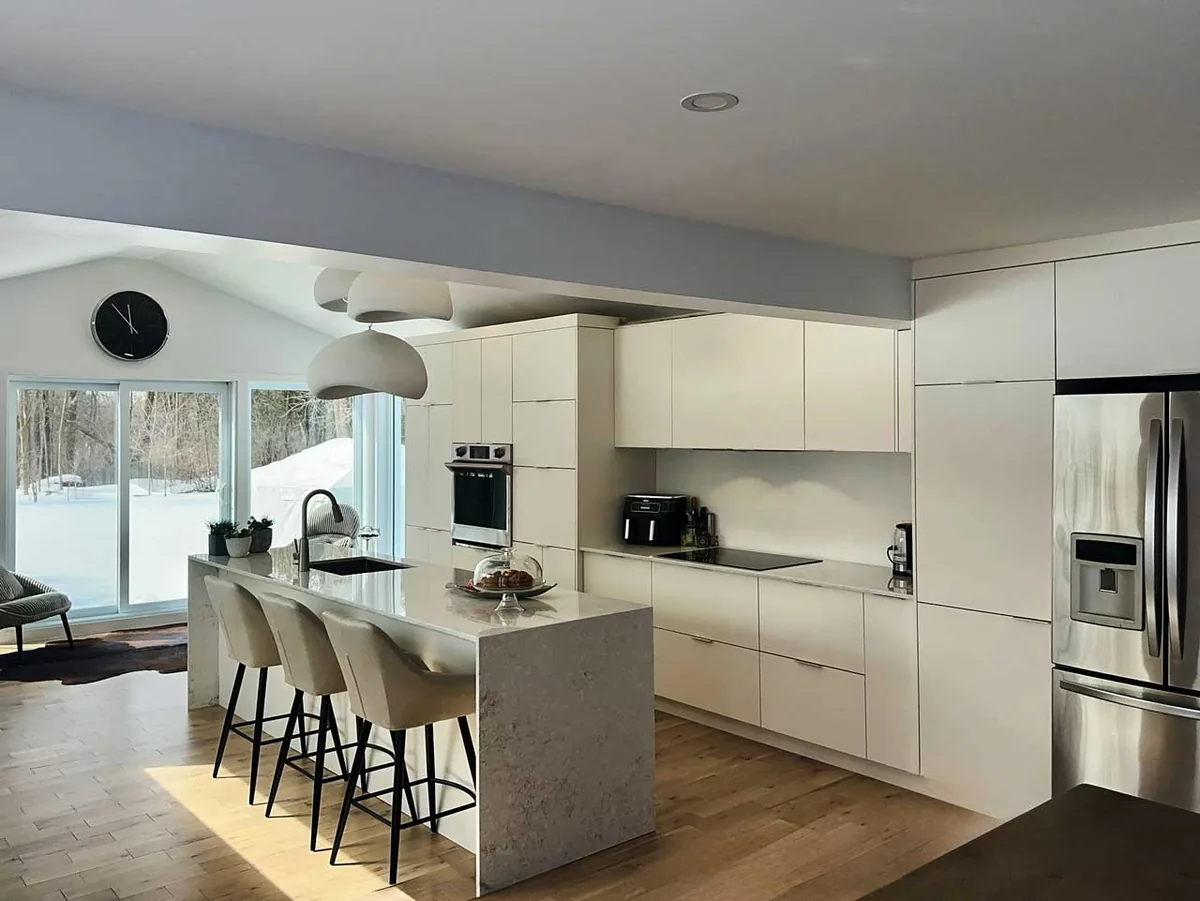 Matte white kitchen with double waterfall quartz island in Laval, by Limakdéco